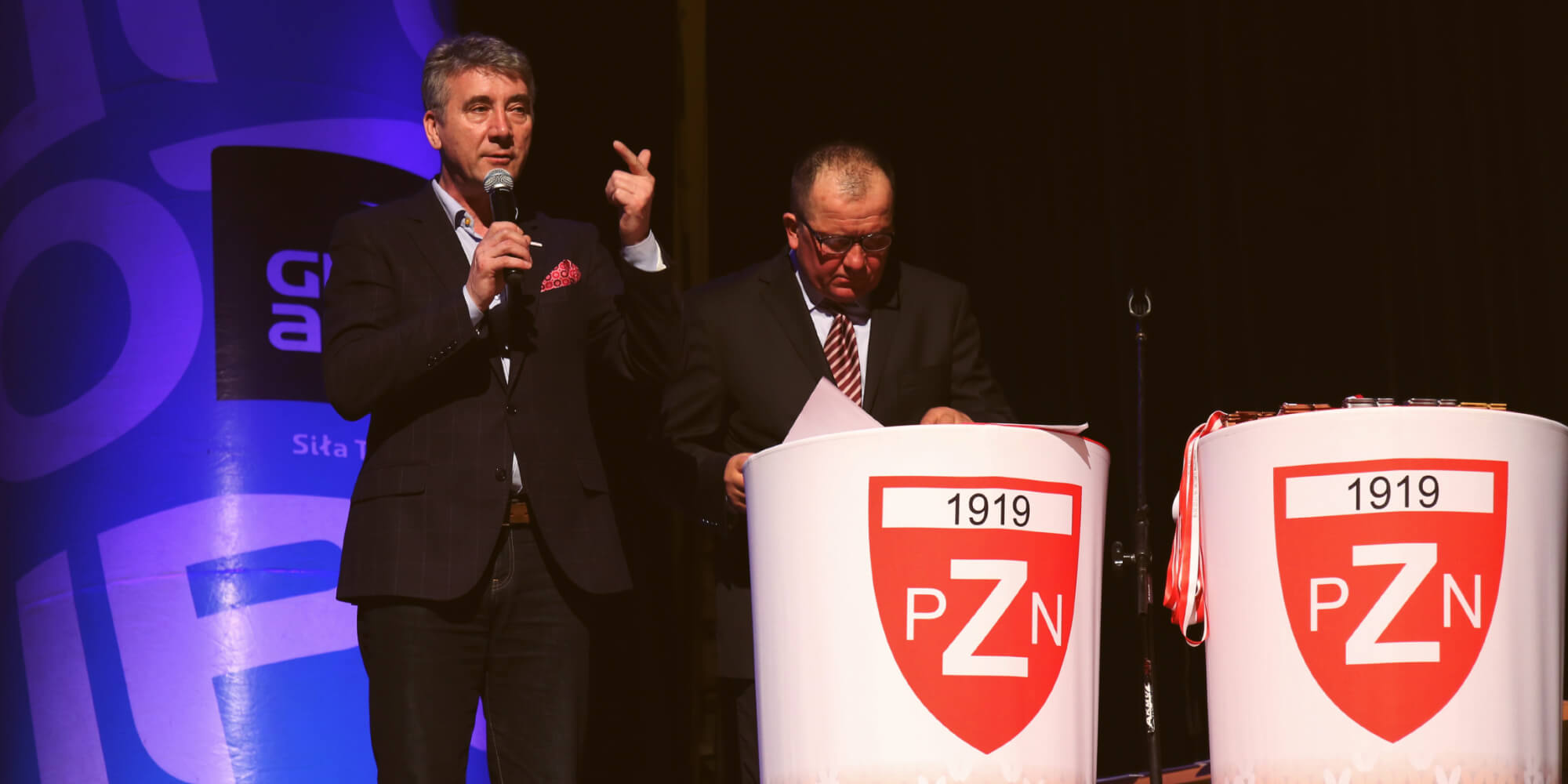 Stolik eventowy podczas konferencji Polskiego Związki Narciarskiego