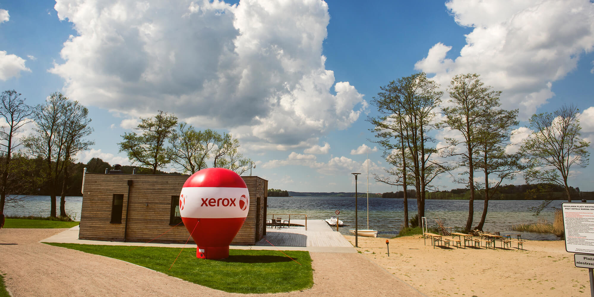 Balo reklamowy z brandingiem Xerox stoi nad jeziorem
