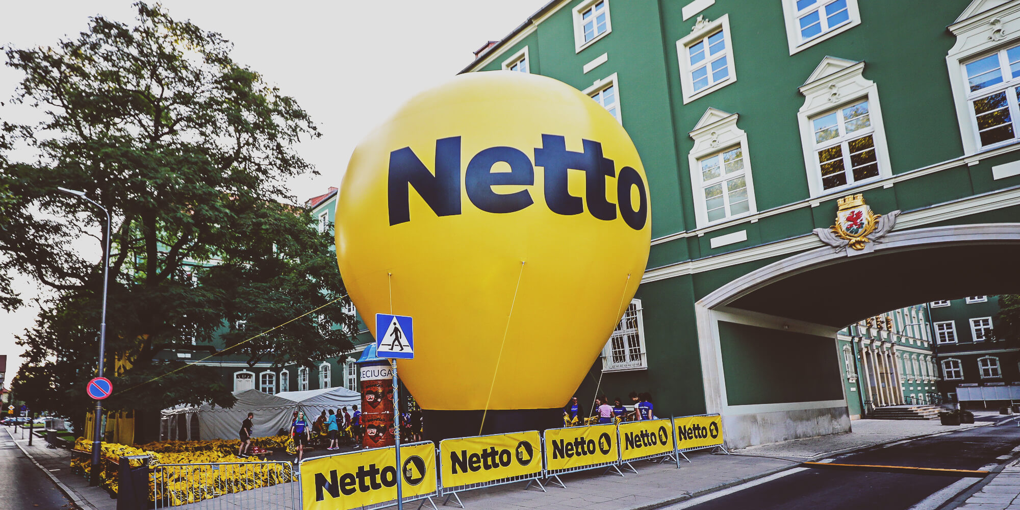 Balon reklamowy Alfa w przestrzeni miejskiej podczas akcji promocyjnej marki Netto