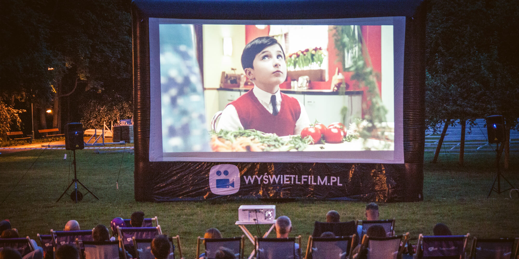 Ekran projekcyjny jako kino plenerowe w parku