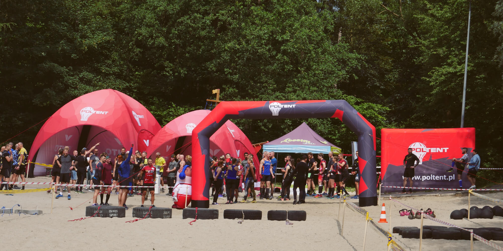 Miasteczko eventowe nad jeziorem podczas zawodów crossfit