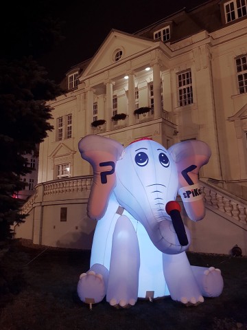 Inflatable mascot for Radio PIK in the night scenario.