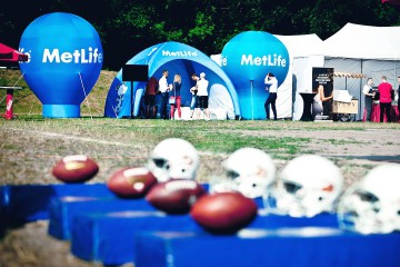 Metlife promotional stand: Alfa advertising balloon, VENTO advertising tent and Beta Balloon