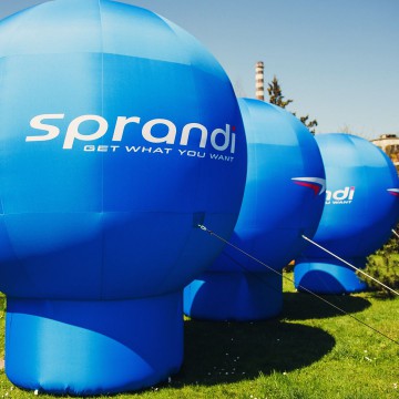 Advertising balloons (Gamma model) with Sprandi branding.