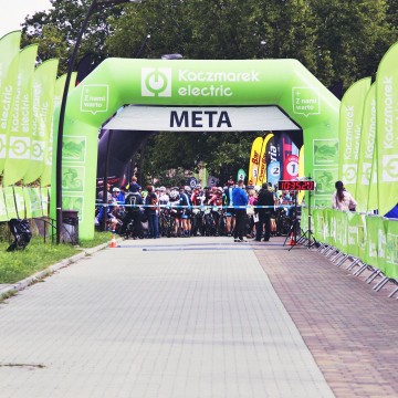 Running kit: starting gate with flags.