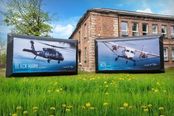 Inflatable screens with exchangeable advertising mesh