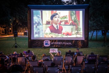 Evening open-air screening and an inflatable projection screen in the lead role.