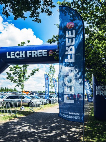 Rider advertising flags with the Lech Free brand