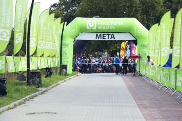 Advertising flags with the logo 100% printed during cycling competitions.