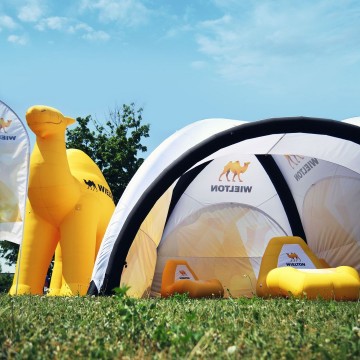 Wileton - a relax zone under the VENTO tent and an unusual Camel-shaped balloon.