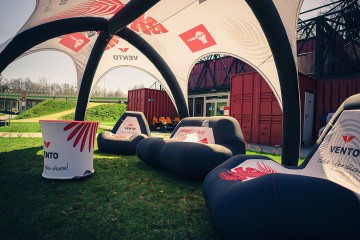 The chillout zone under the VENTO SIX tent is equipped with chairs, a sofa and a coffee table.